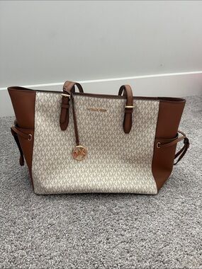 Michael Kors Signature Large Jet set Logo Tote in Brown and Vanilla